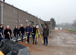 Die Container-Elemente für die Interims-Kita an der Gothaer Straße stehen bereits, jetzt beginnt der Ausbau der Außenanlagen. Den Startschuss hierfür gaben (von links) Diana Schubert (Abteilung Stadtgrün), Gudrun Schulz (Leiterin der benachbarten Kita Gothaer Straße 19), Julia Tapper (Landschaftsarchitekturbüro Hoff), Bürgermeister Klaus Pesch, Markus Patz und Jochen Reinhardt (Firma Pantel GmbH, Garten- und Landschaftsbau) sowie Jörg Weskamp (Abteilung Stadtgrün). Foto: Stadt Ratingen